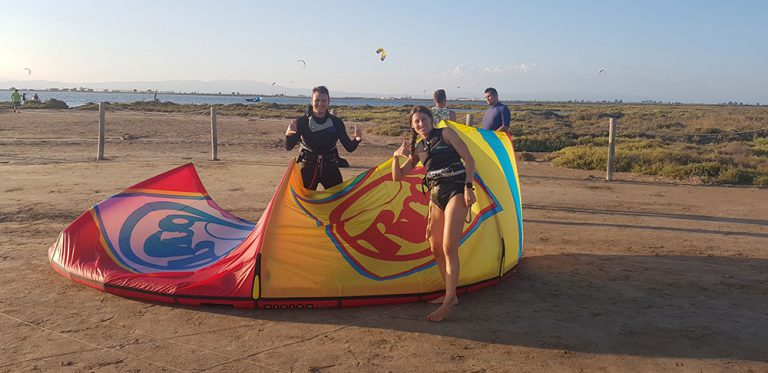 trabucador hinchando cometas kitesurf